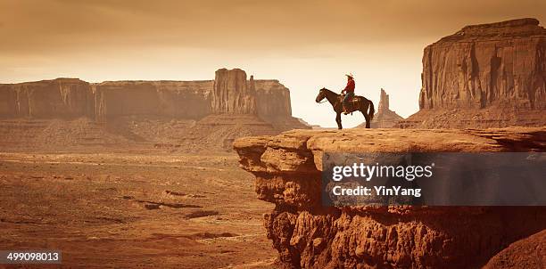 amerikanischen südwestens cowboy auf pferd - cowboys stock-fotos und bilder