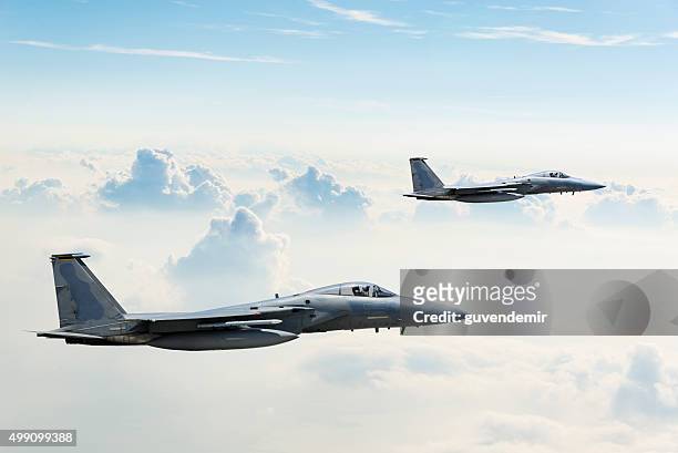 f - 15 eagle im flug - fighter jet stock-fotos und bilder