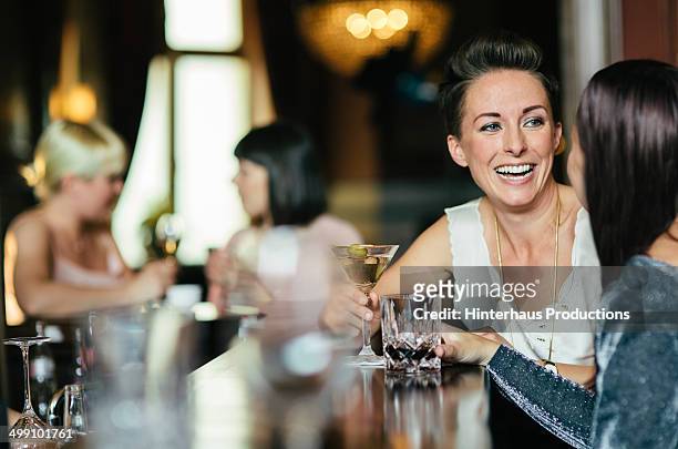 girls night at a pub - happy hour drinks stock-fotos und bilder
