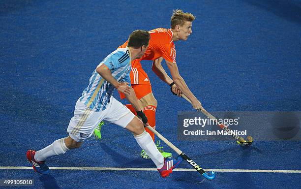 Jeroen Hertzberger of Netherlands runs with the ball during the match between Argentina and Netherlands on day two of The Hero Hockey League World...