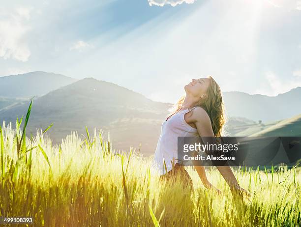 young woman outdoor enjoying the sunlight - fit woman stockfoto's en -beelden