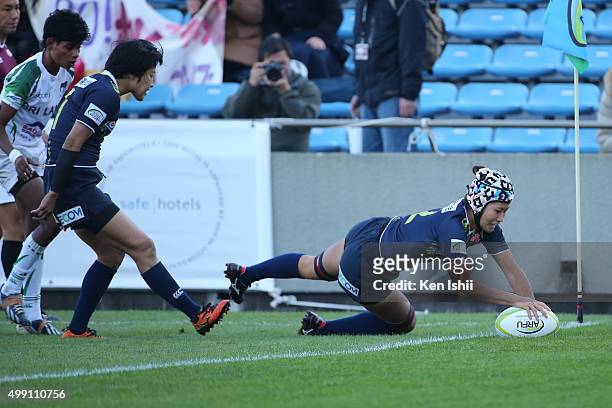Makiko Tomita of Japan scores during the World Sevens Asia Olympic Qualification match between Japan and Sri Lanka at Prince Chichibu Stadium on...