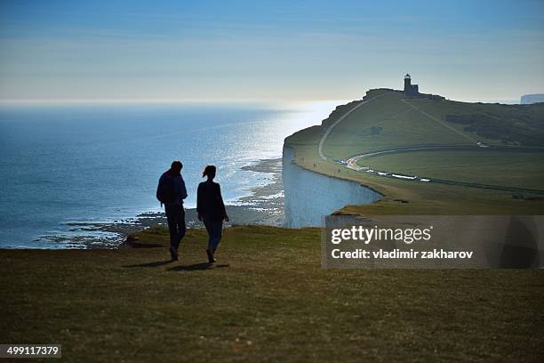 couple walking at the top seven sisters - east sussex stock-fotos und bilder