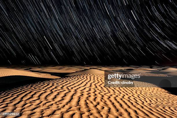 stars und sand-nacht himmel in der sahara-wüste - great sandy desert stock-fotos und bilder