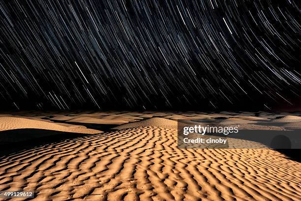 étoiles et sable-ciel nocturne dans le désert du sahara - sable ondulé photos et images de collection