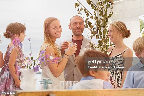 bride with family and friends at wedding reception - entourer photos et images de collection