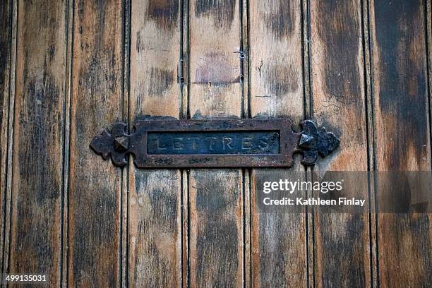 detail of rustic letterbox and wooden door - domestic mailbox fotografías e imágenes de stock