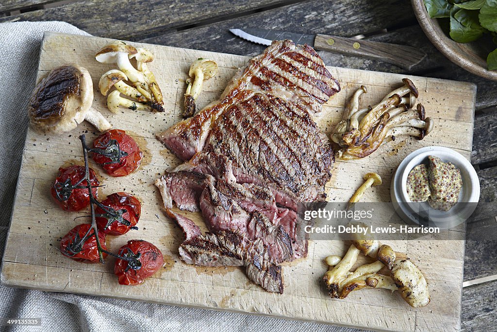 Tray of steak, mushrooms and tomatoes