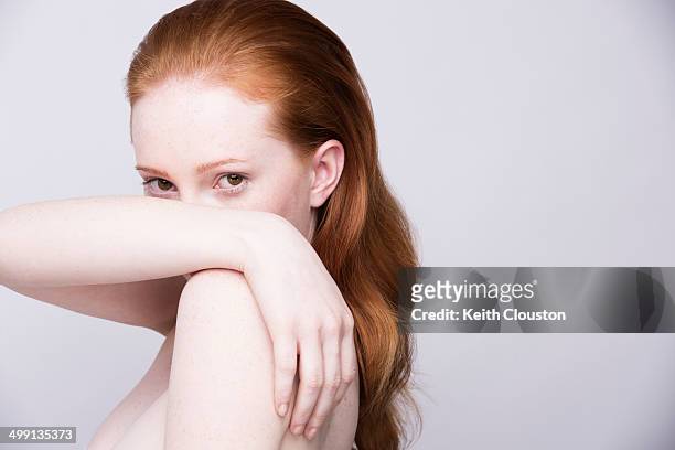portrait of young woman, side view, bare shoulders, looking at camera - beautiful redhead photos et images de collection