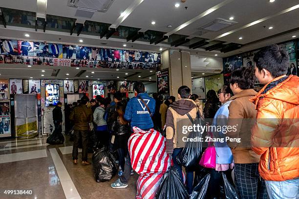People are lined up waiting for the elevator, who are mostly Taobao shop owners coming to look for goods resource. An e-commerce base in Hangzhou,...