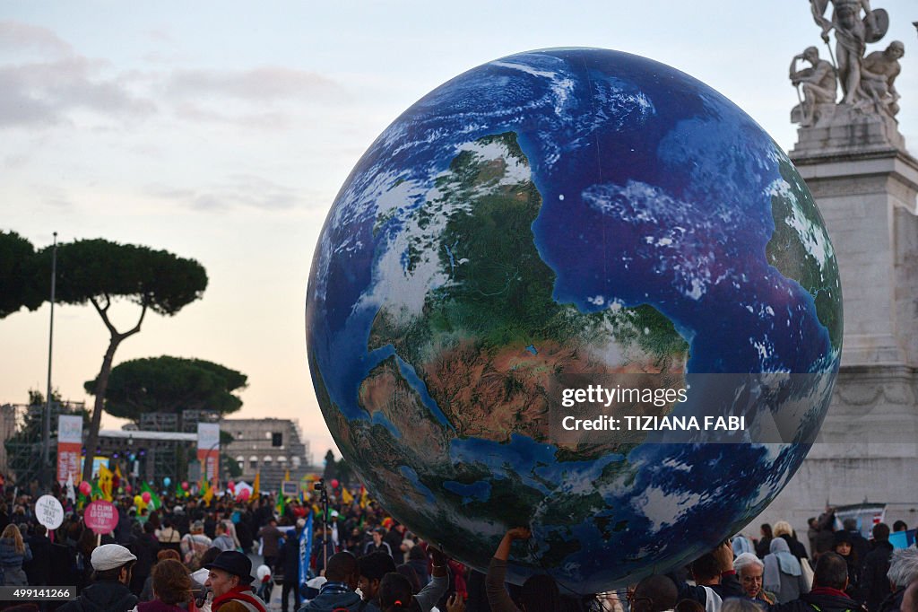 TOPSHOT-ITALY-CLIMATE-ENVIRONMENT-COP21-MARCH