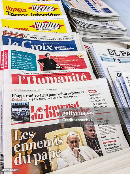 choix de journaux français indiquées sur un kiosque à journaux - typique de la france photos et images de collection