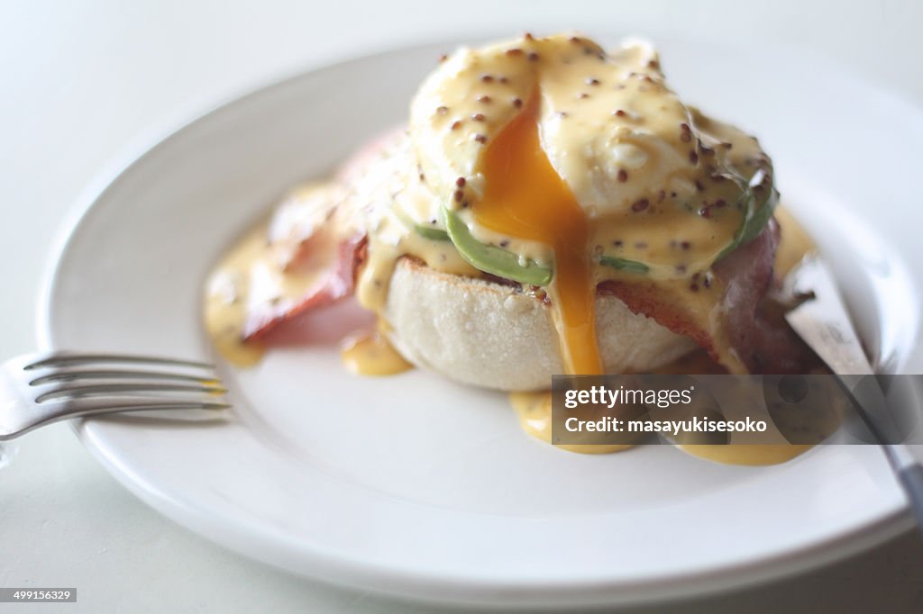 Eggs benedict