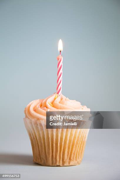 cupcake with candle - cup cake imagens e fotografias de stock