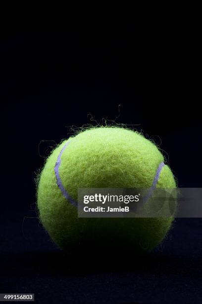 close up of tennis ball - balle de tennis photos et images de collection