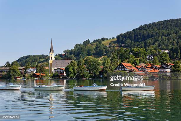 parish church st. sixtus, schliersee, bavaria, germany - orilla del lago fotografías e imágenes de stock