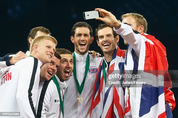 Andy Murray of Great Britain, Jamie Murray, Kyle Edmund, James Ward, Dan Evans, Dominic Inglot and Captain Leon Smith of Great Britain celebrate...