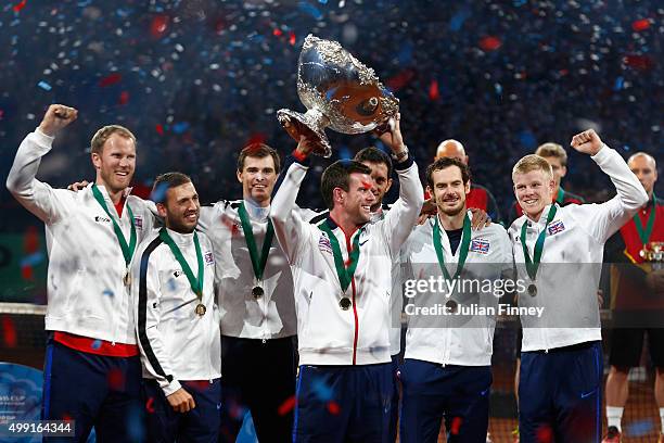 Andy Murray of Great Britain, Jamie Murray, Kyle Edmund, James Ward, Dan Evans, Dominic Inglot and Captain Leon Smith of Great Britain celebrate...