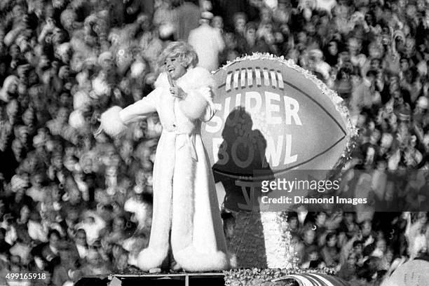 Singer Carol Channing performs at halftime of Super Bowl VI on January 16, 1972 between the Miami Dolphins and the Dallas Cowboys at Tulane Stadium...