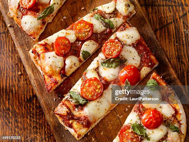 fladenbrot-pizza margherita - lebensmittel rechteck stock-fotos und bilder