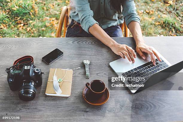 weibliche blogger schreiben auf dem notebook - bloggerin stock-fotos und bilder