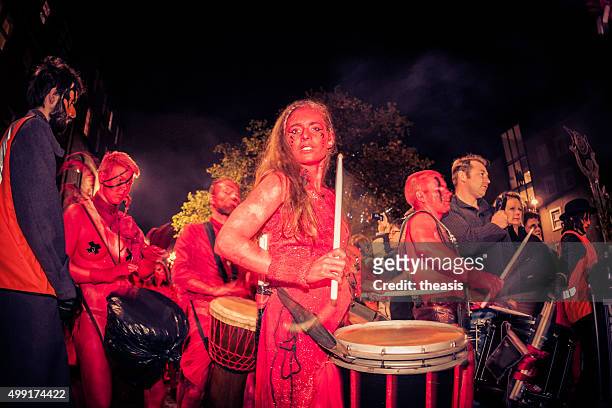 rouge drummers samhuinn feu au festival d'édimbourg - samhain photos et images de collection