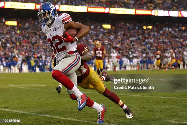 Wide receiver Rueben Randle of the New York Giants scores a fourth quarter touchdown past cornerback Will Blackmon of the Washington Redskins at...