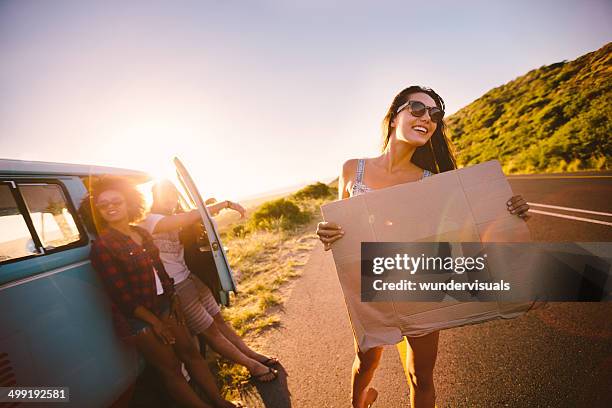 freunde haben eine panne auto - trampen stock-fotos und bilder