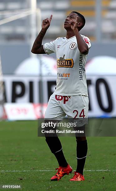 Andy Polo of Universitario celebrates with his teammates after scoring the first goal of his team against Sporting Cristal during a match between...