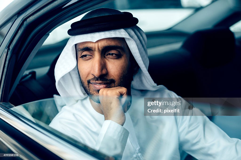 Emirati Geschäftsmann in einem Auto, Dubai