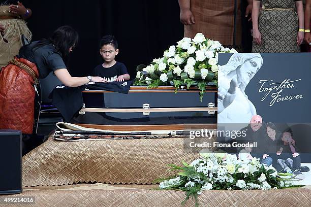 Nadene Lomu and sons Dhyreille and Brayley Lomu as Jonah's casket arrives at the Public Memorial for Jonah Lomu at Eden Park on November 30, 2015 in...