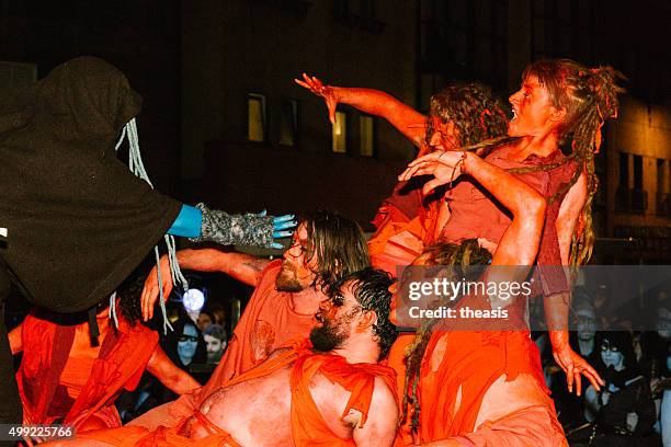 red tänzer im samhuinn fire festival, edinburgh - samhain stock-fotos und bilder