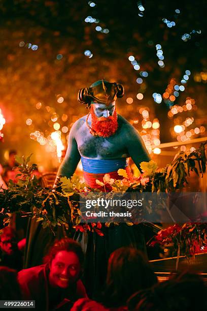 blue fire samhuinn artistes du festival d'édimbourg - beltane photos et images de collection