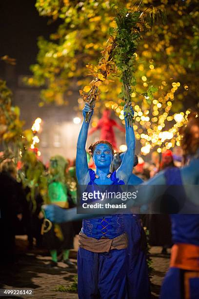 blue künstler im samhuinn fire festival, edinburgh - beltane fire festival stock-fotos und bilder