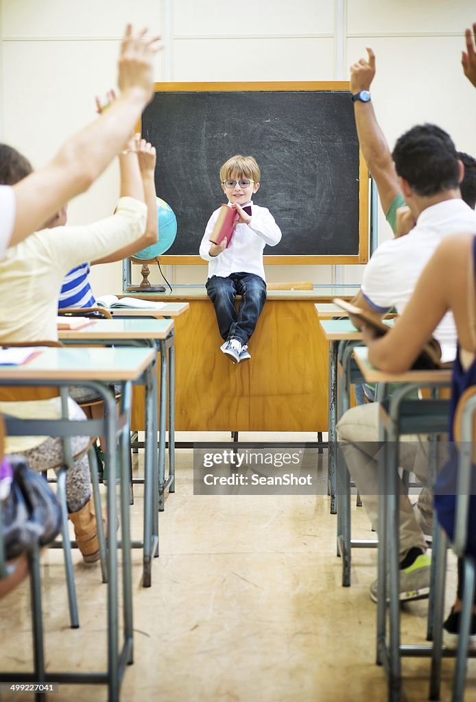 Little enseignant dans sa configuration salle de classe