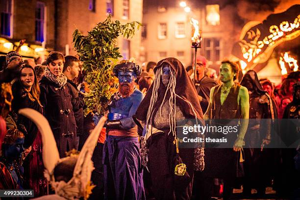 intérpretes en samhuinn festival del fuego, edinburgh - samhain fotografías e imágenes de stock