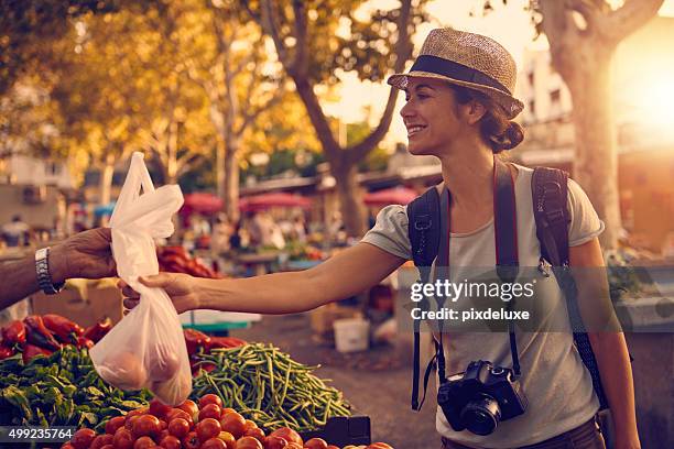 sie konnte nicht spaziergang von ohne etwas zu kaufen sie lokale köstlichkeiten - food in market stock-fotos und bilder