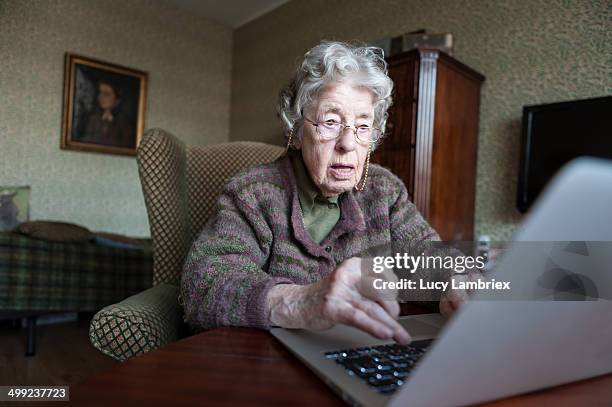 97-year-old lady with a laptop - alleen seniore vrouwen stockfoto's en -beelden