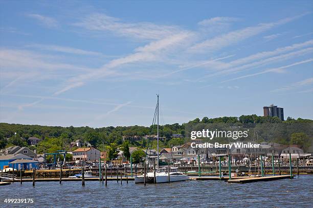 dramatic clouds above hills, houses and docks - ニュージャージー州サンディフック ストックフォトと画像