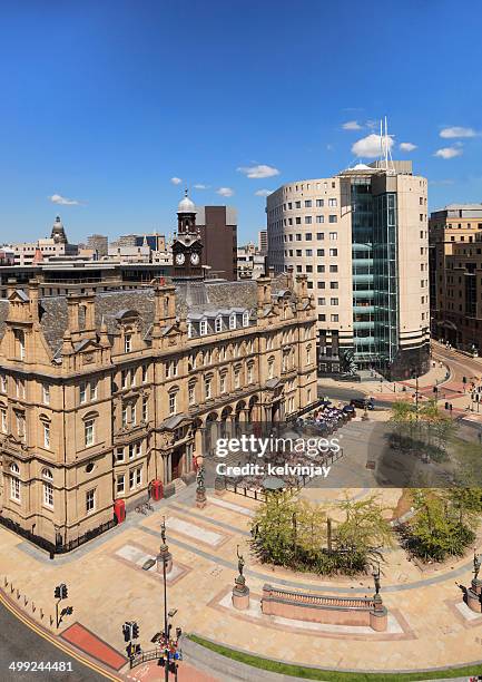city square de leeds - leeds photos et images de collection