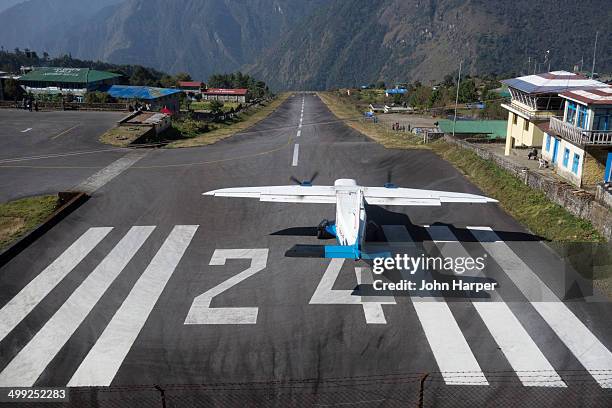 lukla airport, lukla, nepal - lukla stock pictures, royalty-free photos & images