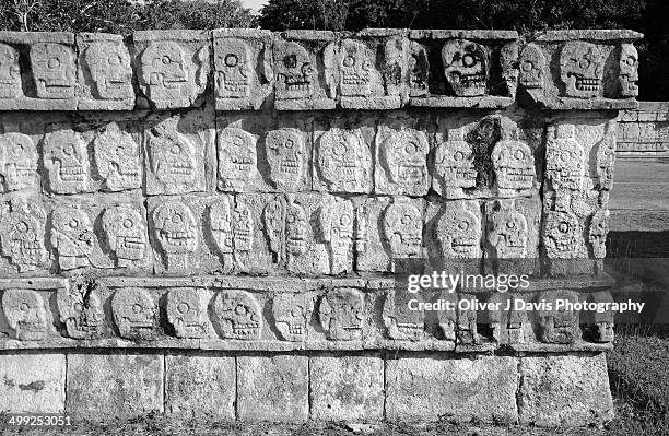 tzompantli skull carvings, chichen itza - tzompantli fotografías e imágenes de stock