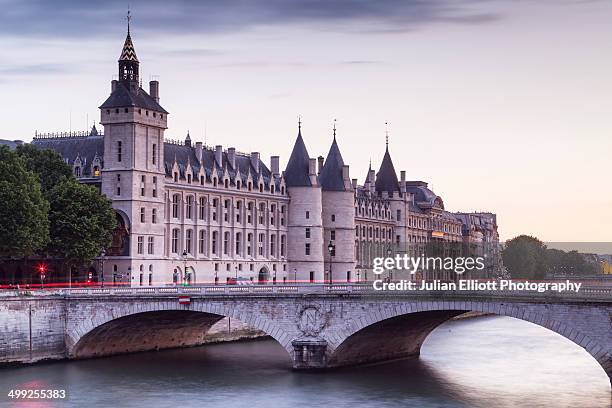 the conciergerie on the ile de la cite, france. - conciergerie foto e immagini stock