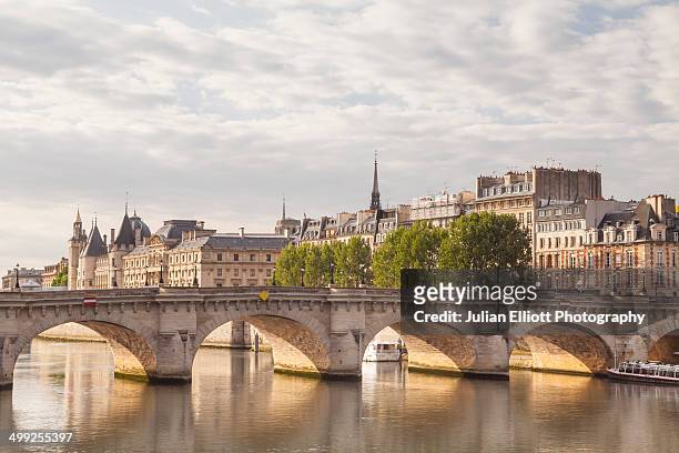 pont neuf and the ile de la cite, paris. - paris foto e immagini stock