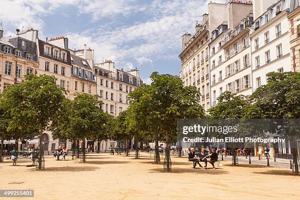 place dauphine on the ile de la cite, paris. - städtischer platz stock-fotos und bilder