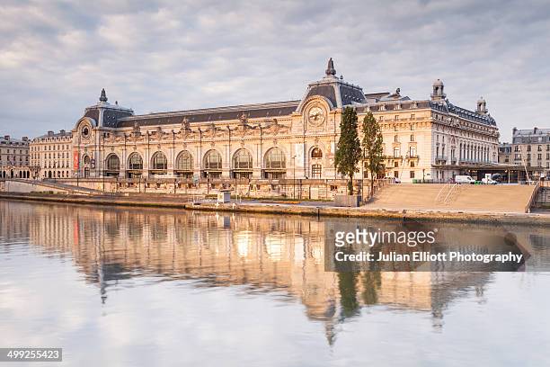 musee d'orsay on the river seine, paris. - musee dorsay stock pictures, royalty-free photos & images