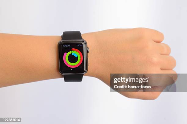 activité écran sur apple watch - main iphone photos et images de collection