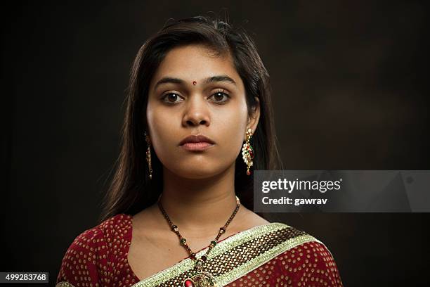 indien marié jeune femme regardant la caméra avec vide expression. - asie du sud photos et images de collection