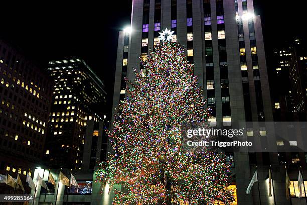 christmas tree at rockefeller center in new york city - 洛克翡勒中心聖誕樹 個照片及圖片檔