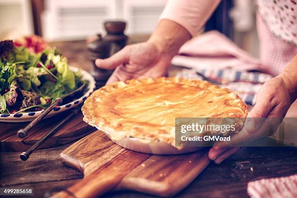 köstliche hausgemachte chicken meat pie - pastetengericht stock-fotos und bilder